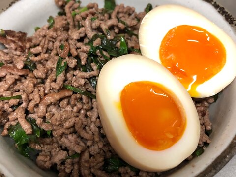 牛肉と豚肉の合い挽きのしそ風味丼。煮卵添え